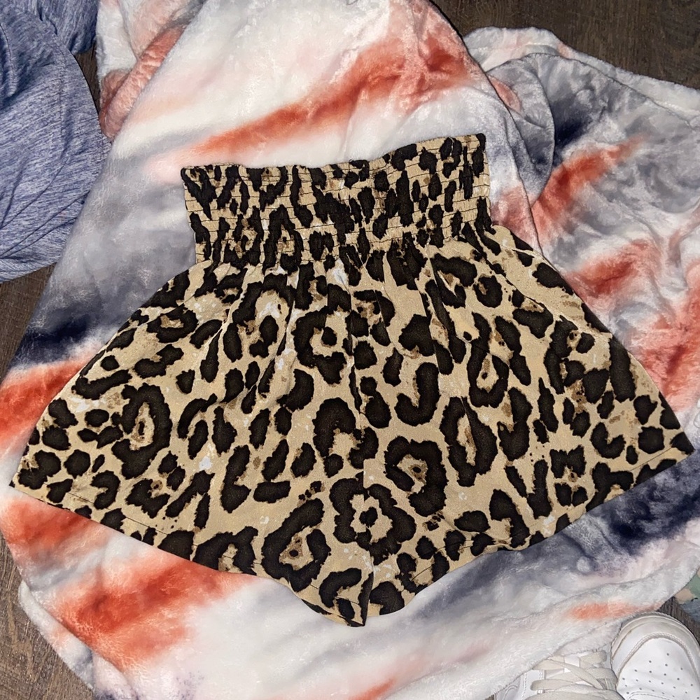 Shirred waist leopard shorts